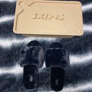 SKIMS slippers. never worn!!